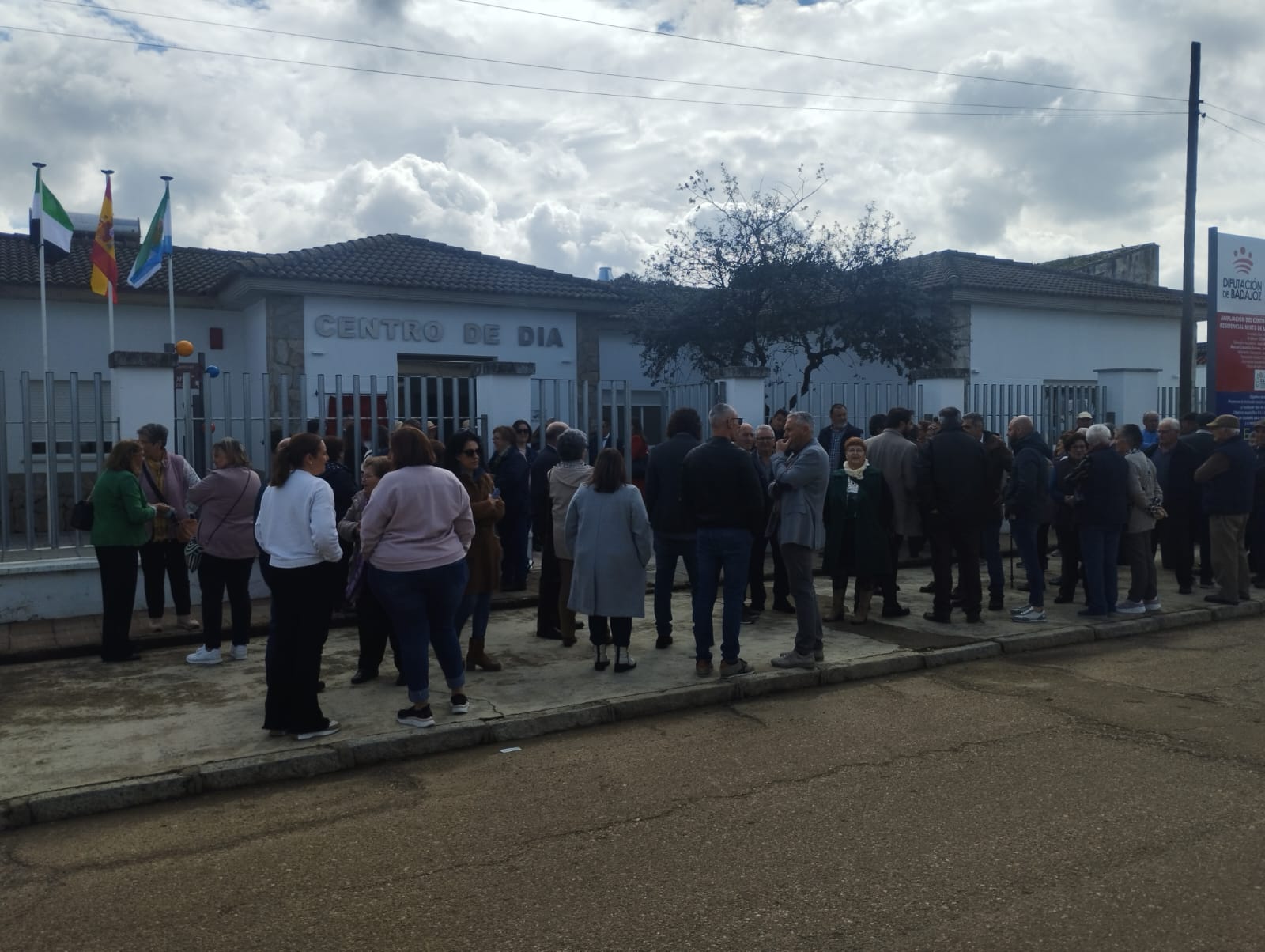 centro mayores zurbaran fachada y gente