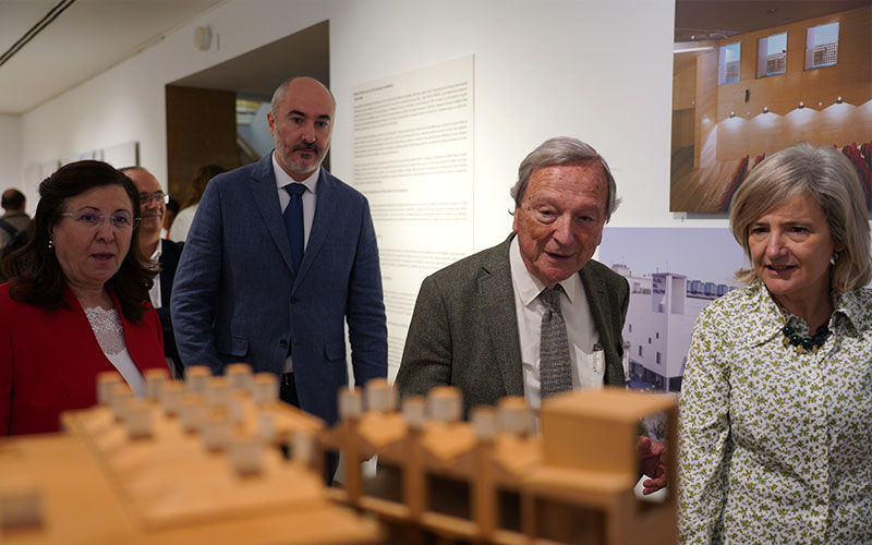 moneo viendo la exposicionnn