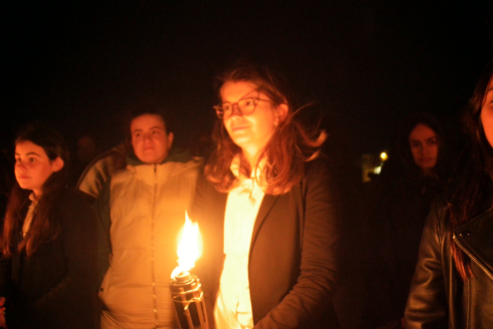 mujer vela oracion en el huerto