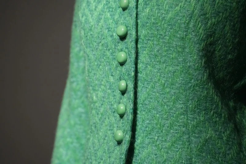 traje abril charo acero