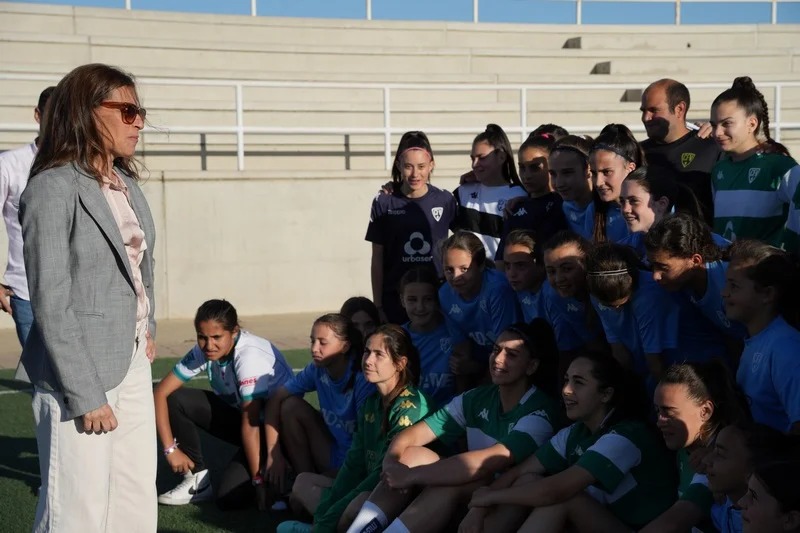 alcaldesa visita jugadoras villanovense