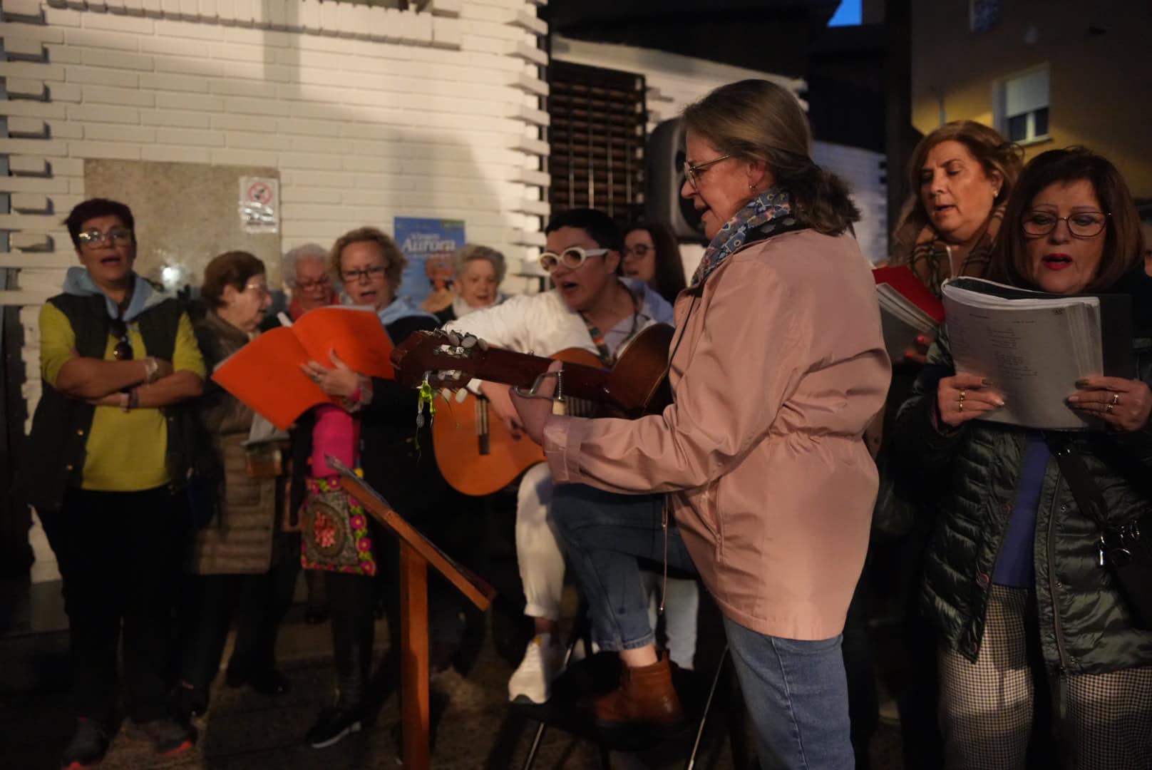 virgen de la aurira cantando