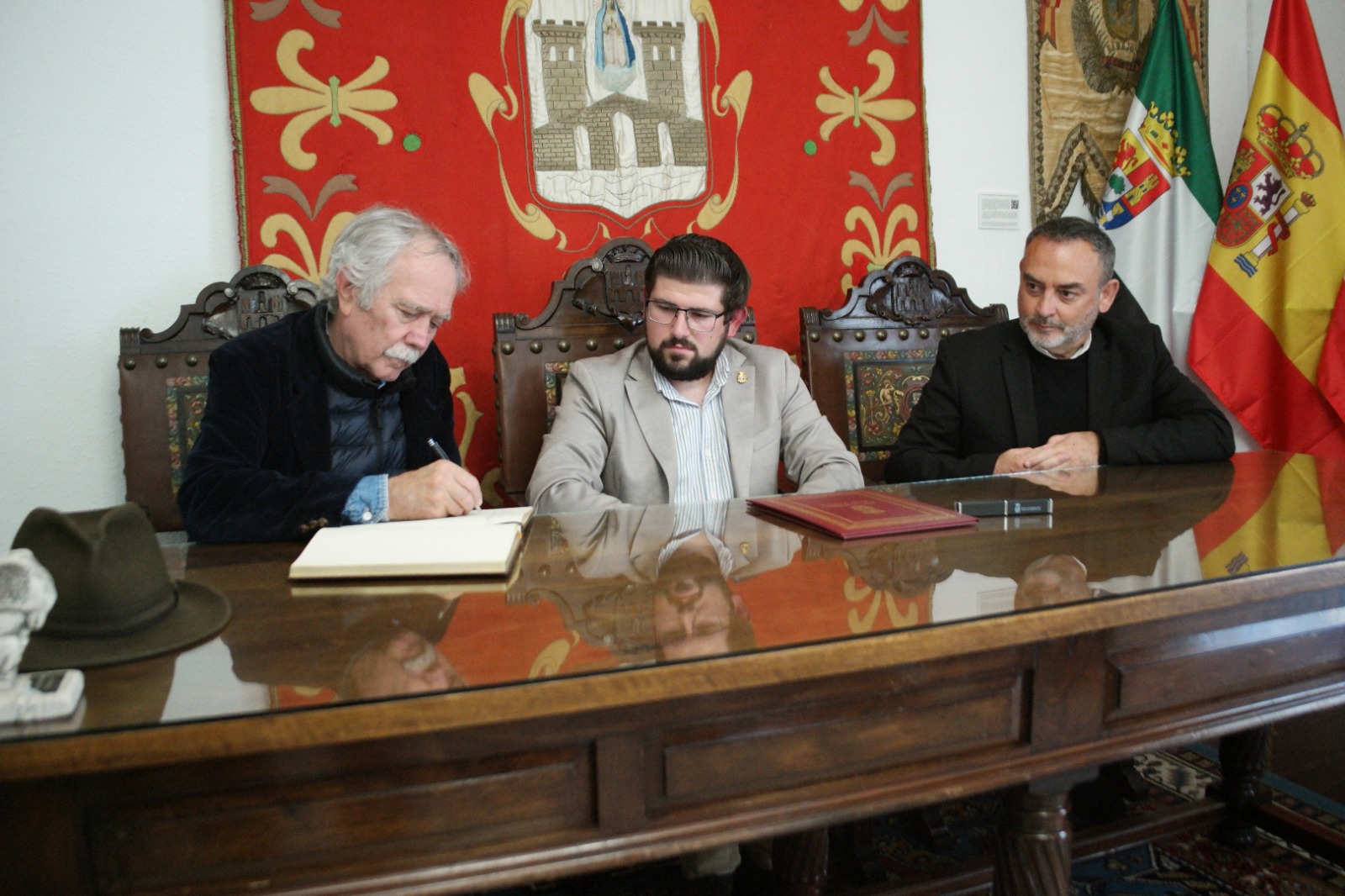 conferencia medellin firma antonio perezz