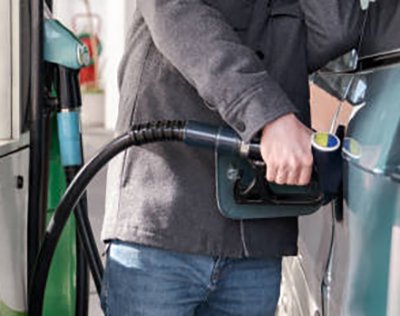 hombre echando gasolina