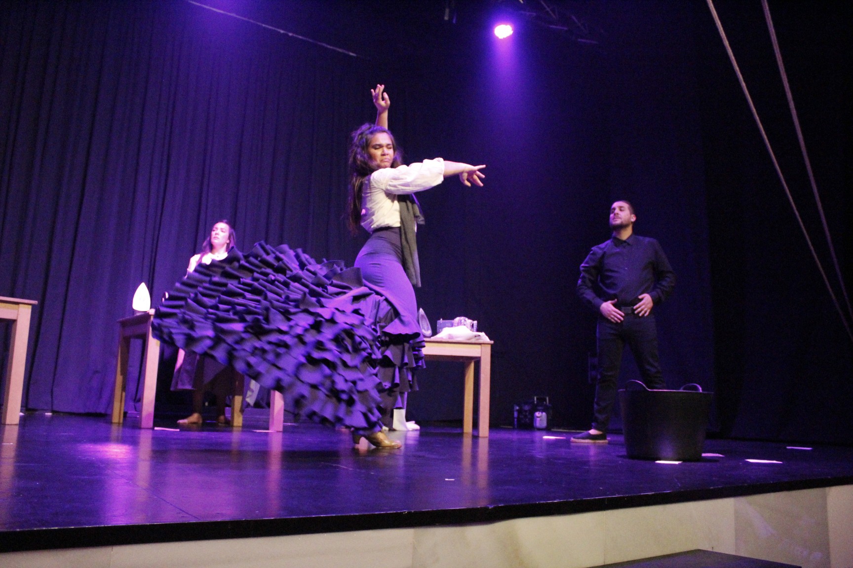 las 13 rosas bailando