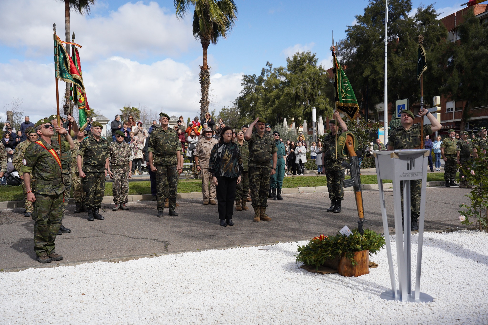 militares y alcaldesa