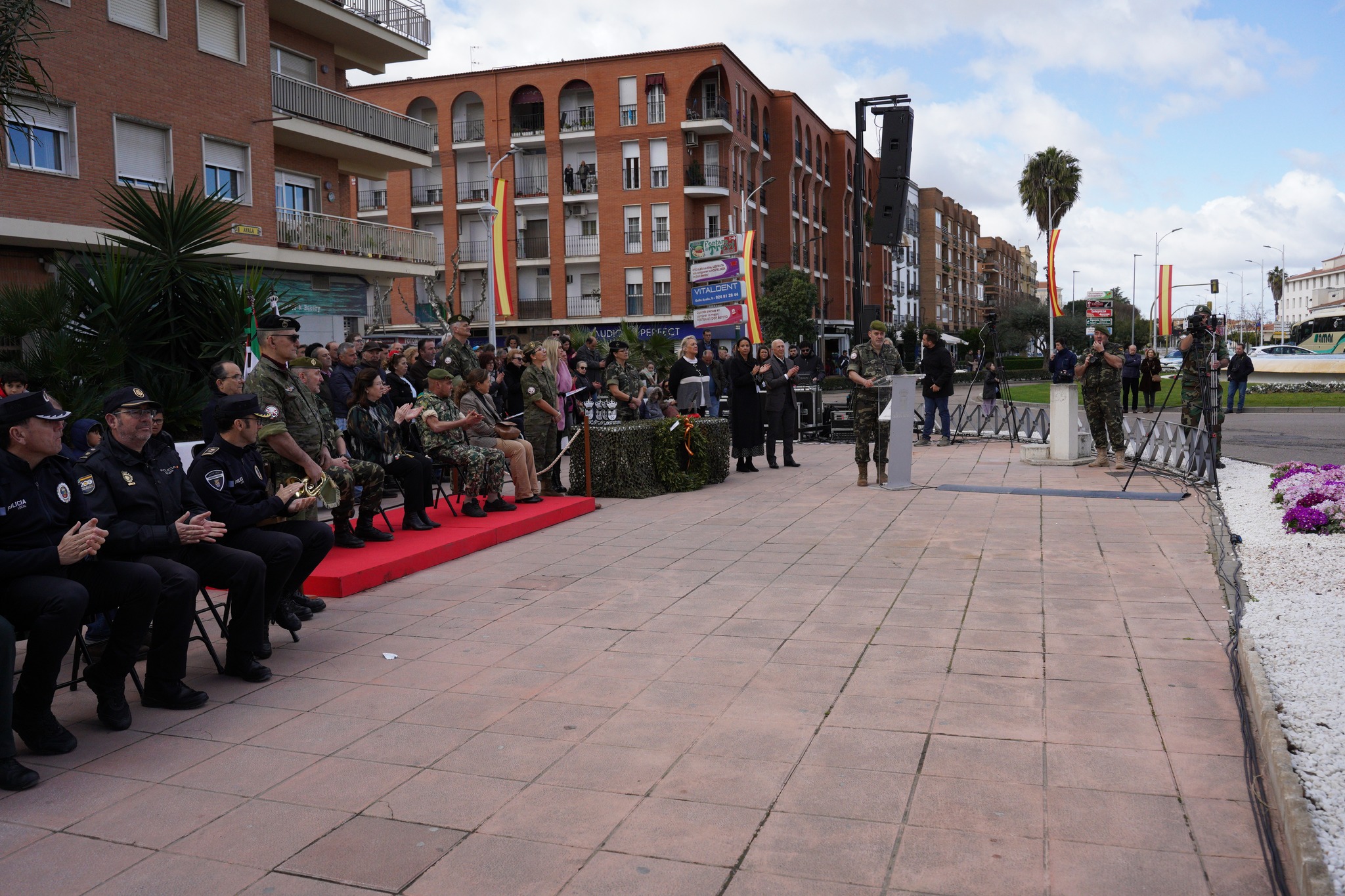 militares y autoridades