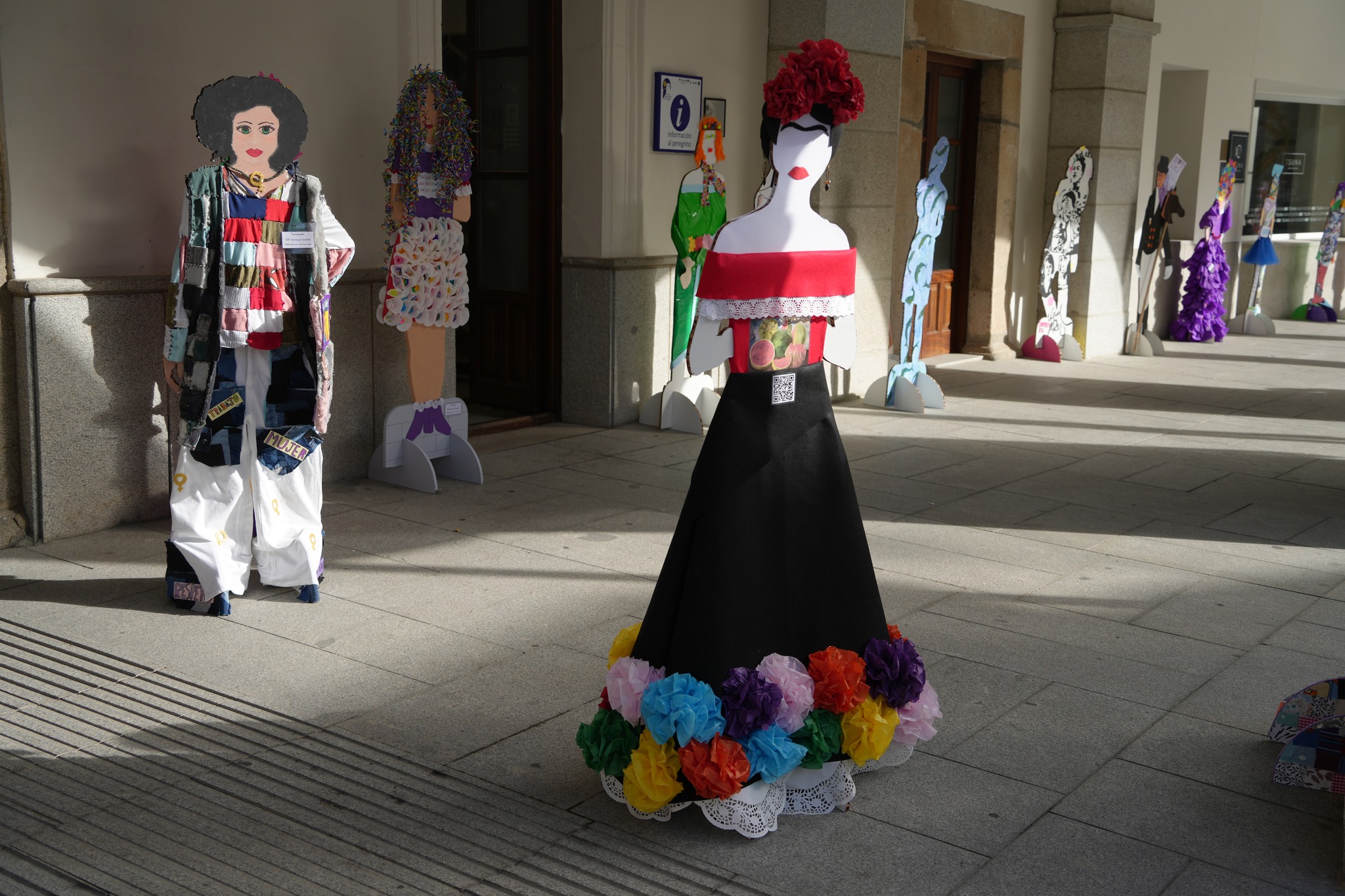 siluetas dia de la mujer vva exposicion calle