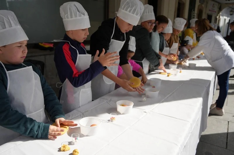 nios cocinando