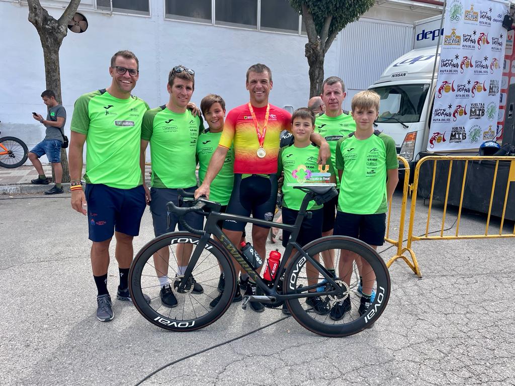 Pedro Snchez con el equipo ciclista Tany Nature