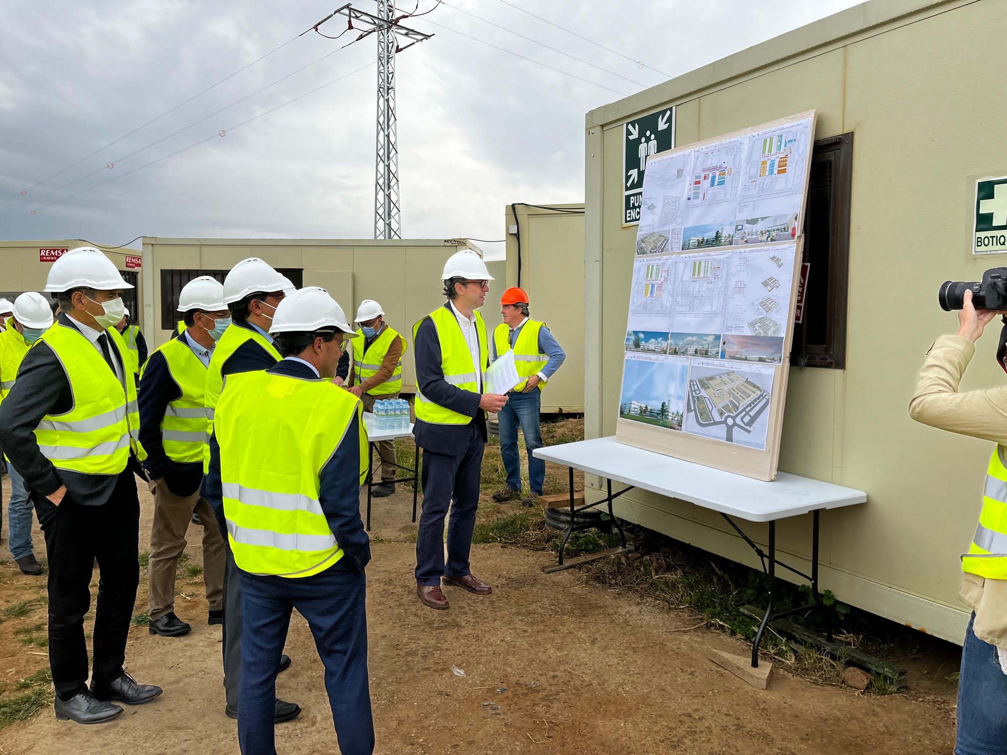 En FEDER, el esfuerzo de las inversiones infraestructuras se orientará a las sanitarias, entre ellas el Hospital de Don Benito-Villanueva de la Serena, en la imagen la visita al terreno donde se ubicará y ante los planos del futuro proyecto.