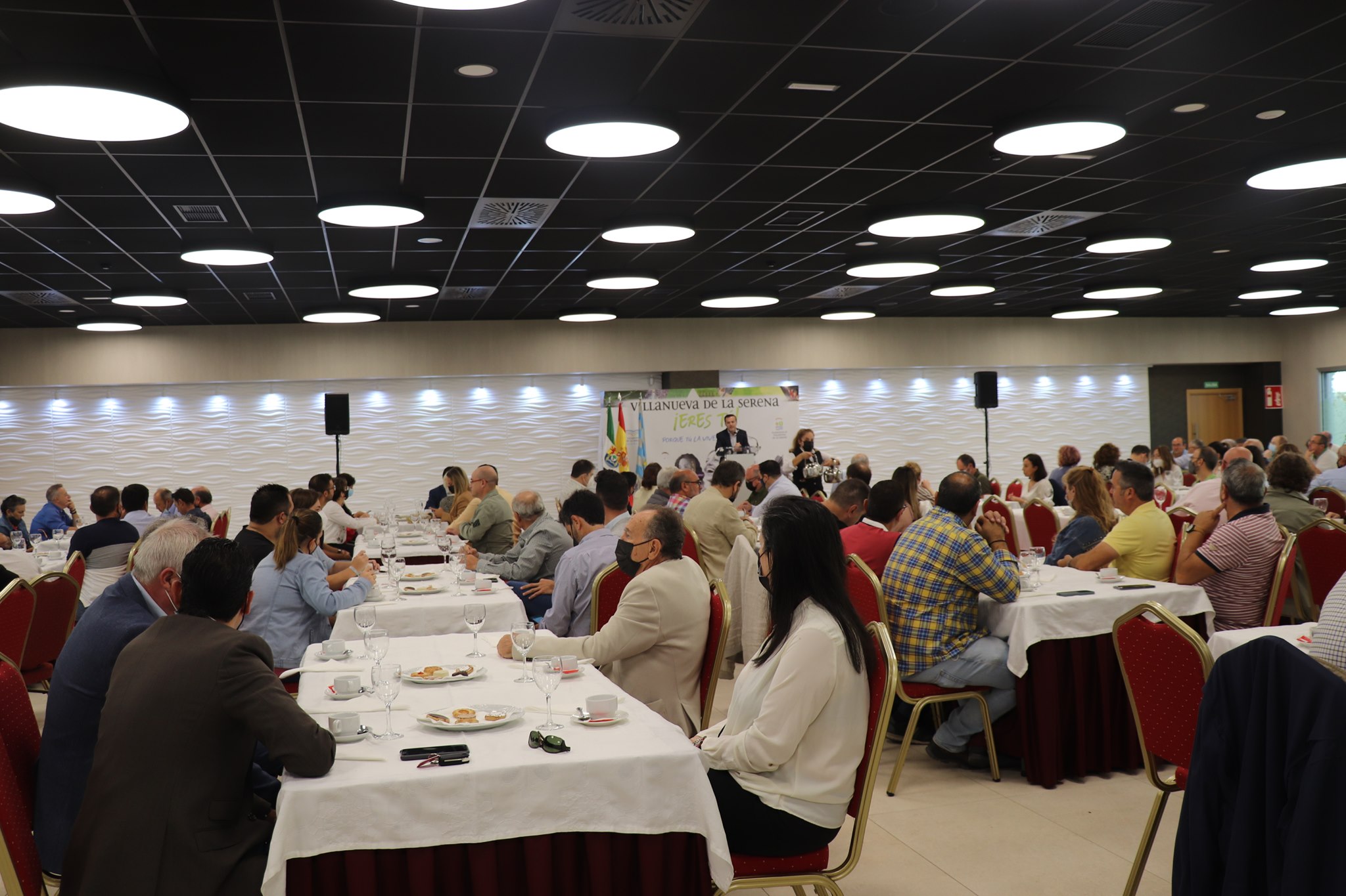 encuentro alcalde villanueva y empresarios