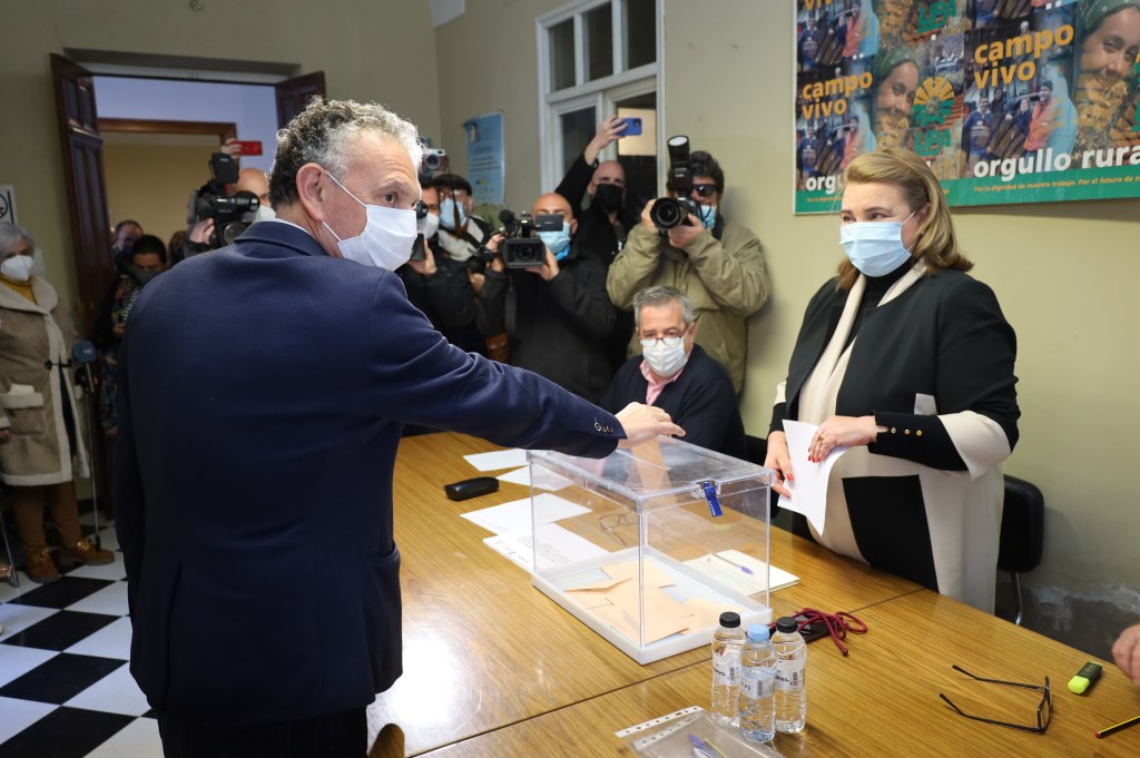 alcalde don benito votando