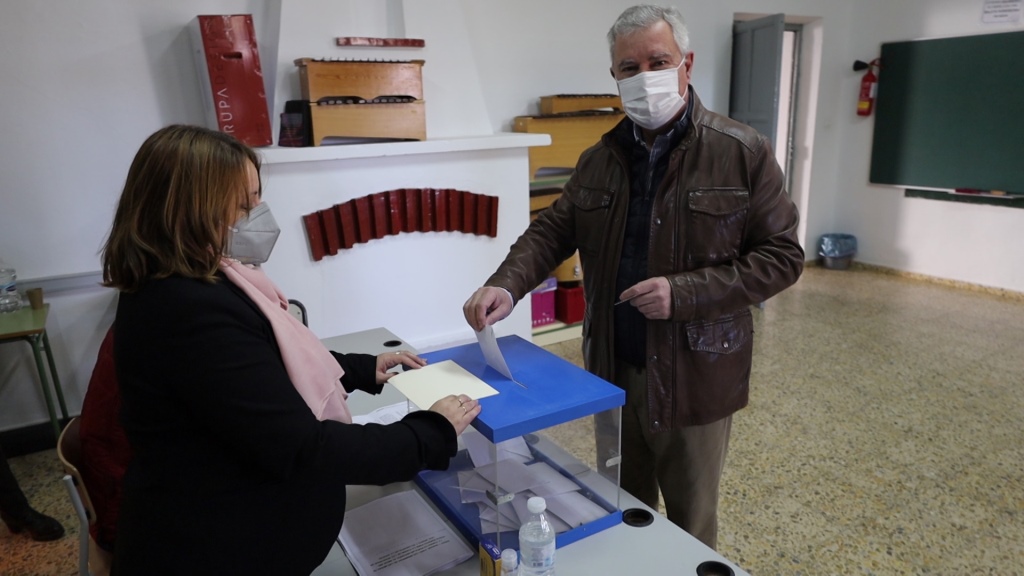 manuel lozano votando