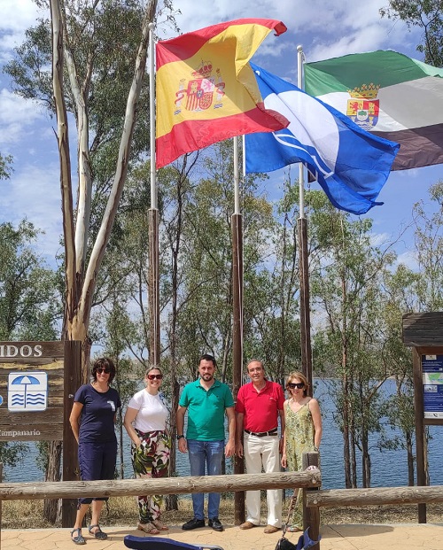 campanario bandera azul