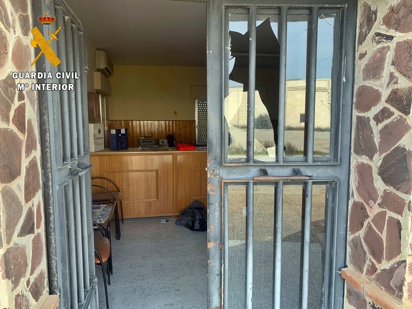 puerta forzada en casas de don pedro