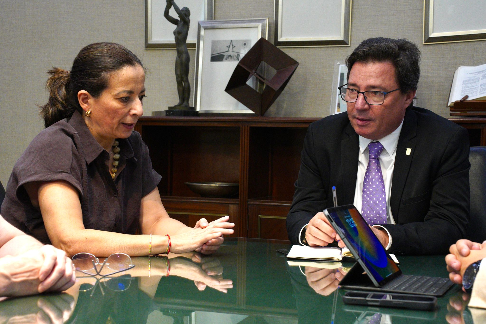 elisabeth medina y el consejero de Economía