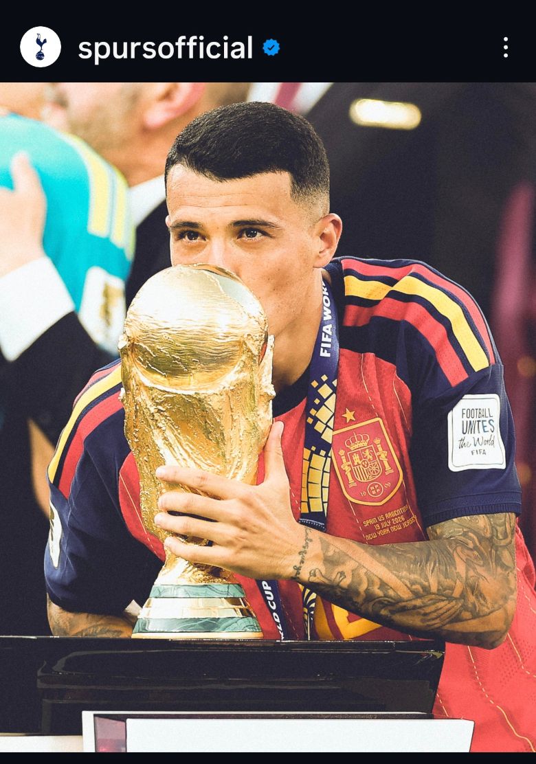 pedro porro con la Copa del Mundo
