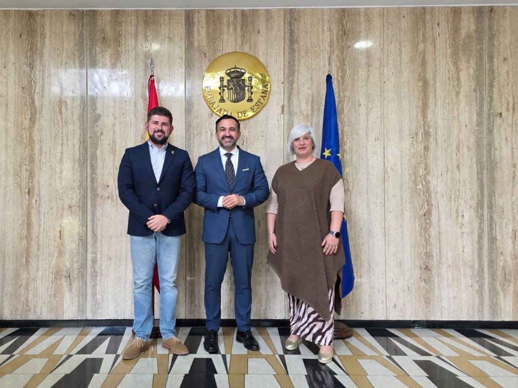 embajador de españa en colombia con medellin y don benito