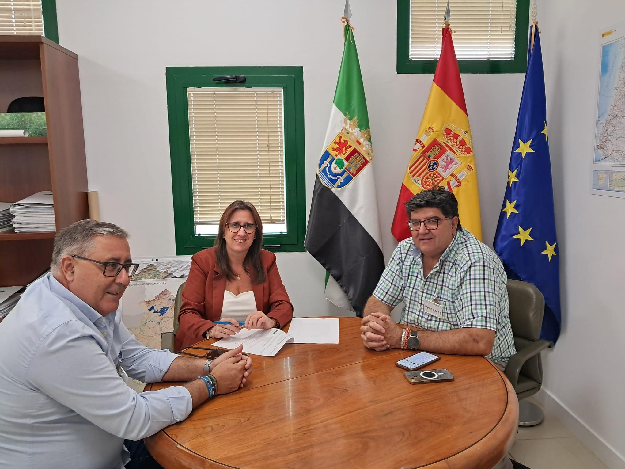 yohana balas con el alcalde de Valdehornillos