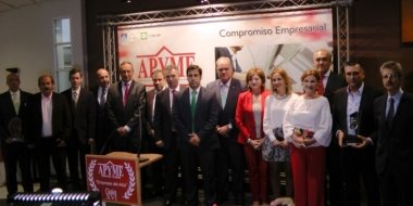 premiados y autoridades en la gala de Apyme Don Benito 2016