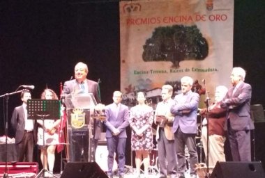 banca pueyo recibe el premio encina de oro