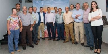 Fernández Vara con la alcaldesa de Santa Amalia y el consejo rector de Tomalia