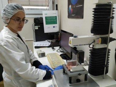 joven contratada en CTAEX gracias al programa