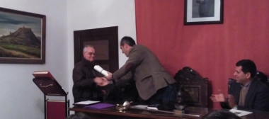 el alcalde entrega el título de cronista a Tomás García