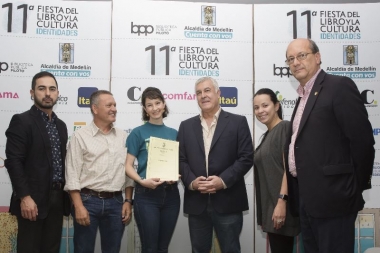entrega hermanamiento Medellín