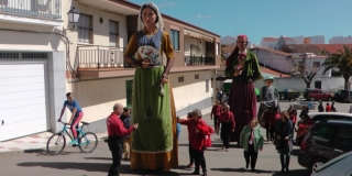 Geganters de Sant Cugat por las calles de La Haba
