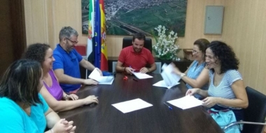 El alcalde de Pela y firmantes del acuerdo