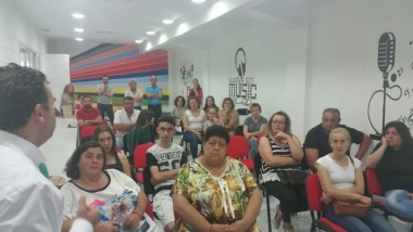 reunión en Pela