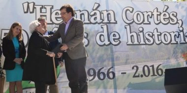 Fernández Vara con Juliana Gómez