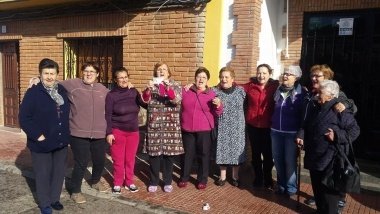 Vecinas de la localidad celebrándolo