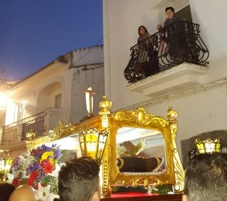 lola y su hermana cantando saetas