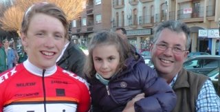 charlie quarterman con andrés sánchez y una pequeña admiradora