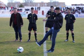Jesús Gil realizando el saque
