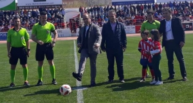 juan ignacio gallardo hace el saque de honor