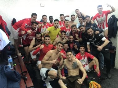 el Don Benito celebra triunfo en Málaga