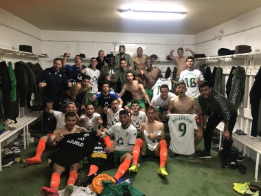 El Villanovense festeja su triunfo en Cáceres