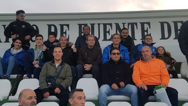 aficionados del Villanovense en Fuente de Cantos