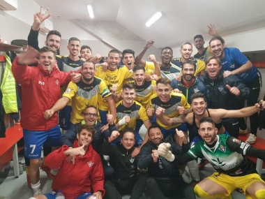 El Don Benito celebra su victoria en Sevilla