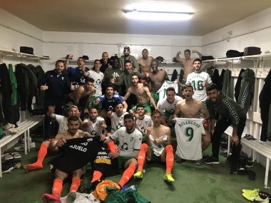 El Villanovense festeja su triunfo en Cáceres
