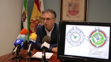 el alcalde de Don Benito, presentando la obra de la plaza de Extremadura
