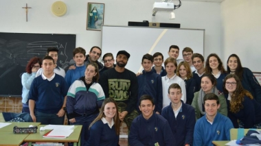 chojin con alumnos del Sagrado Corazón