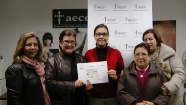 entrega del donativo a la asociación contra el cáncer