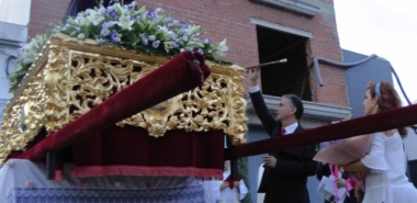 jose luis quintana entrega el bastón de mando a la Virgen de las Cruces