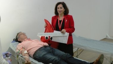 alcalde donando sangre