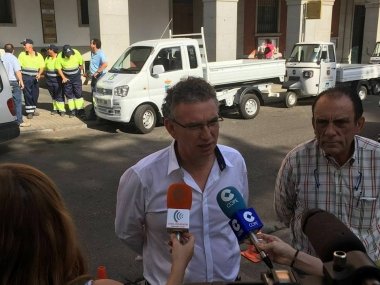 el alcalde presentando la brigada mecanizada